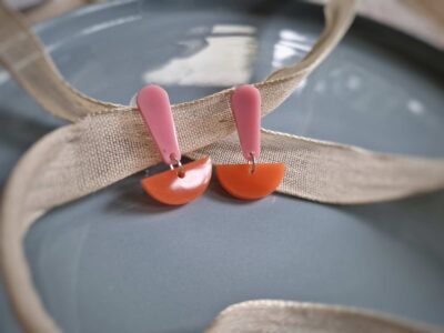 Die apricot Halbkreis Artsy-Ohrhäner mit rosa Tropfen-Ohrsteckern punkten durch ihre flache, edle Form und den tollen harmonierenden Farben.