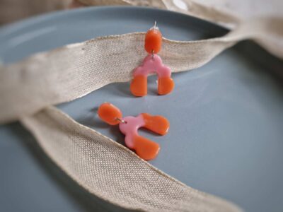 Die pfirsich-orangenen zierlichen runden Bogen-Ohrhänger punkten durch ihre flache, edle Form und die tollen harmonierenden Farben mit dem runden apricot Ohrstecker. 