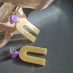 Die gelb-lila Bogen-Ohrstecker punkten durch ihre flache, edle Form und die tollen harmonierenden Farben.  Echte handgefertigte Kunstohrringe.