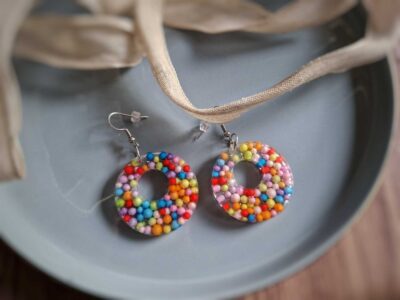 Diese runden Ohrringe geben wunderbar bunte Boho-Ohrringe ab, indem sie mit bunten Liebesperlen mit Farbe um sich werfen - eine kreative Sache.