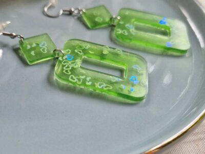 Handgefertigte grüne rechteckige Ohrringe - Glitzer-Ohrhänger