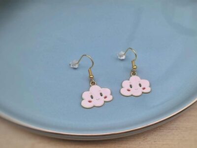 Diese zierlichen Ohrhänger zeigen sich von ihrer nostalgischen Retroseite und präsentieren eine niedliche rosa Wolke