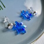 Die zierlichen Sternen-Ohrhänger zelebrieren das Wintergefühl auf eine besondere Weise. Sie glitzern mit den silber funkelnden Kristall-Ohrstecker elegant dunkelblau um die Wette.