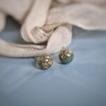 Halbkugelförmige grau-goldene Metallfolien Ohrstecker
