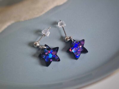 Schwarze Sternen-Ohrringe mit lila Glitzer - handgefertigt