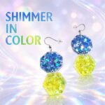 In den transparenten achteckigen Anhängern leuchten die Glitzerfarben Neongelb und Royalblau und machen diese Kunstohrringe zu individuellen Begleitern.