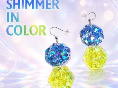 In den transparenten achteckigen Anhängern leuchten die Glitzerfarben Neongelb und Royalblau und machen diese Kunstohrringe zu individuellen Begleitern.