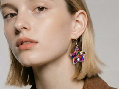 In den transparenten Sternenanhängern glitzert es in den 80er Jahre Farben Grün, Blau und Rosa, was die poppigen Ohrhänger zu deinem kleinen, besondern Begleitern macht.