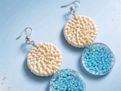 Boho-Ohrringe Rattan mit hellblauen Sternchen. Kreisohrringe