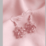 In den transparenten Sternenanhängern glitzert es in changierendem Altrosa elegant und edel. Echter handgefertigter Unikatschmuck.