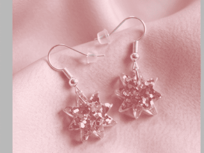 In den transparenten Sternenanhängern glitzert es in changierendem Altrosa elegant und edel. Echter handgefertigter Unikatschmuck.