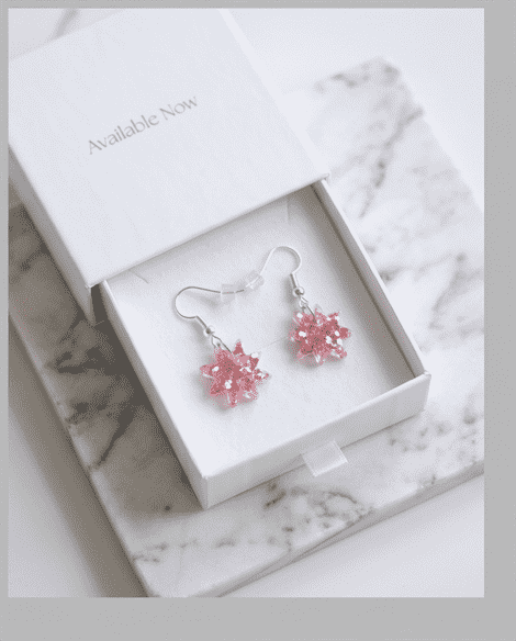 In den transparenten Sternenanhängern glitzert es in changierendem Altrosa elegant und edel. Echter handgefertigter Unikatschmuck.