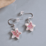 In den cremeweißen Sternenanhängern glitzert es in changierendem Altrosa elegant und edel. Echter handgefertigter Unikatschmuck.