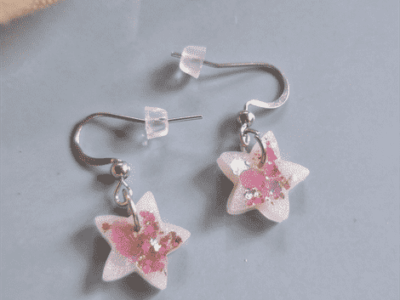 In den cremeweißen Sternenanhängern glitzert es in changierendem Altrosa elegant und edel. Echter handgefertigter Unikatschmuck.