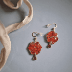 Elegante Hexagon-Ohrhänger mit rotem Glitzer & Kristall-DetailSetze ein funkelndes Statement bei deinem nächsten Event! Diese geometrischen Ohrhänger fangen das Licht bei jeder Bewegung ein. Das geometrische Sechseck ist mit intensiv roten Glitzerpartikeln gefüllt, die dem Schmuckstück eine luxuriöse Tiefe verleihen. Ein zarter, farblich abgestimmter Anhänger rundet das edle Design perfekt ab. Kombiniere sie mit deinem liebsten Abendkleid oder werte deinen Alltagslook glamourös auf.