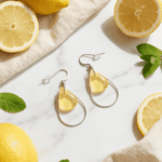 Um die transparent-gelben Anhänger funkeln zarte Edelstahl-Lünetten, die je nach Lichteinfall elegant glänzen und diese Tropfenohrringe zu  individuellen Begleitern machen. 