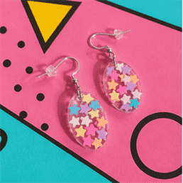 Rollschuh-Vibes, Kaugummiautomaten und endlose Sommertage – hol dir das unbeschwerte Retro-Gefühl zurück! Diese ovalen Statement-Ohrhänger sind prall gefüllt mit farbenfrohen Mini-Sternen in soften Pastelltönen und leuchtendem Pink, Gelb und Blau. Eingegossen in kristallklares Harz fangen sie das Licht perfekt ein und versprühen pure gute Laune. Das perfekte Accessoire für dein nächstes Festival-Outfit, die nächste Rollschuh-Disco oder einfach, um dem Alltag einen farbenfrohen Farbtupfer zu verpassen.