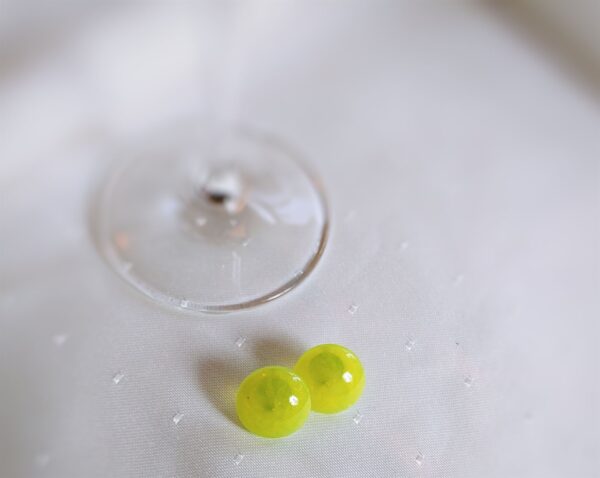 Neongrün wirkt lebending, jung und vital. Diese Resinohrringe tragen sich angenehm leicht am Ohr.