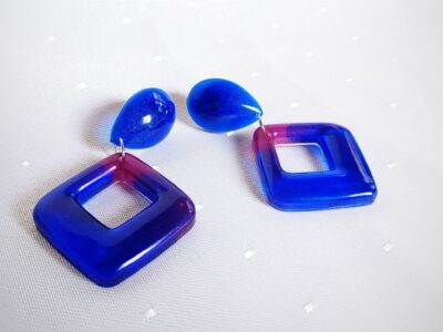 Blau-lila handgefertigte Reinsohrringe in Tropfen- und Quadratform.