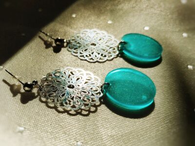 Diese leichten Resinohrringe wirken durch ihre Ornamente in Silber und Türkis herrlich orientalisch und edel.