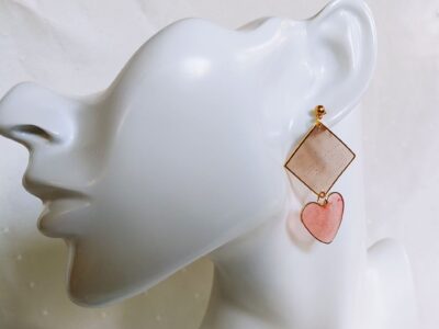 Elegante Pastelltöne in Braun und Altrosa in Verbindung mit der Quadrat- und Herzform verleihen diesem Ohrringdesign eine fröhliche Note.
