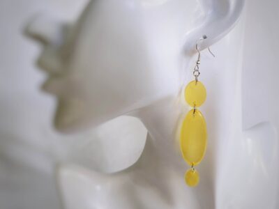Gelb ist die kommunikativste Farbe und strahlt uns regelrecht entgegen. Die Ohrhaken bestehen aus Edelstahl und sind mit Silikon-Ohrstoppern ausgestattet. Der perfekter Boho-Stil.