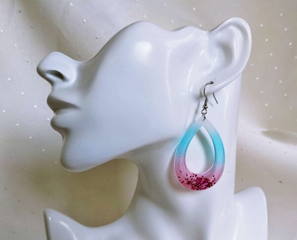 Günstige handgefertigte Tropfen-Ohrringe in Weiß und Rosa