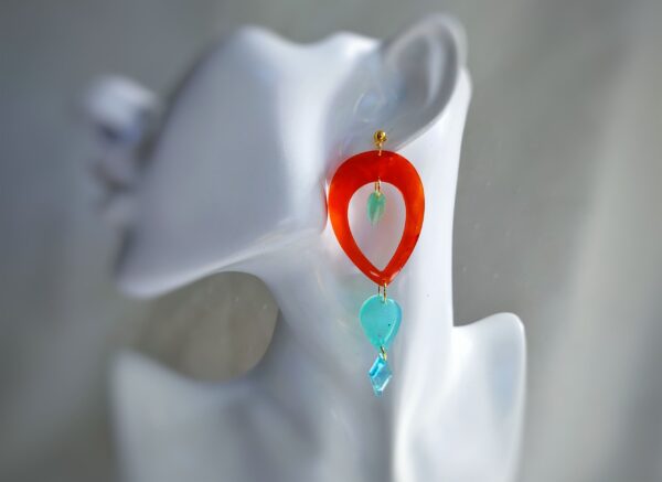 Komplementäres Farbspiel zwischen Orange und Türkis - handgefertigte Ohrringe in Tropfenform - Boho Stil