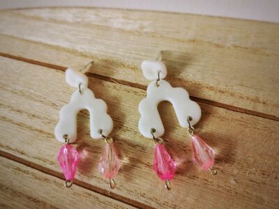 Hippi oder Boho Ohrstecker in Weiß mit rosa Perlen