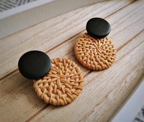 Runde Boho-Ohrringe aus Holz und Rattan