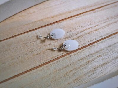 Weiße flache ovale Art-Deco Ohrhänger - günstig und handgefertigt