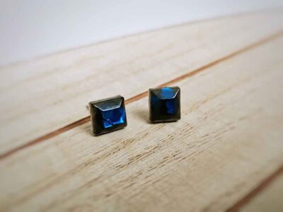 Viereckige schwarze Ohrstecker mit blauen Glitzerpailletten
