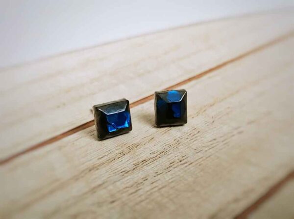 Viereckige schwarze Ohrstecker mit blauen Glitzerpailletten