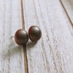 Schokoladenbraune runde handgefertigte Edelstahl Ohrstecker - auch für empfindliche Ohren