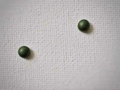 Olivgrüne kleine elegante runde Ohrstecker aus Edelstahl