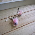 Diese zierlichen Ohrhänger zeigen sich von ihrer spritzigen Seite und präsentieren einen Bubble Tea erdbeere im Glas