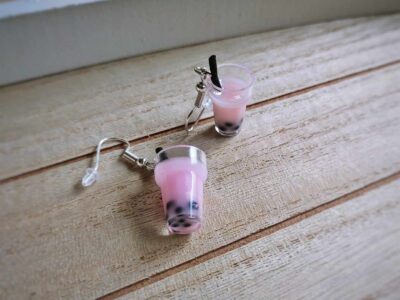 Diese zierlichen Ohrhänger zeigen sich von ihrer spritzigen Seite und präsentieren einen Bubble Tea erdbeere im Glas