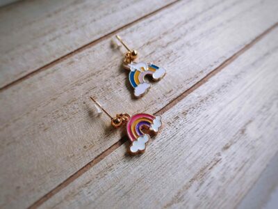 Diese zierlichen Ohrhänger zeigen sich von ihrer nostalgischen Retroseite und präsentieren zwei Regenbögen á la Regina Regenbogen in bunten Tönen.