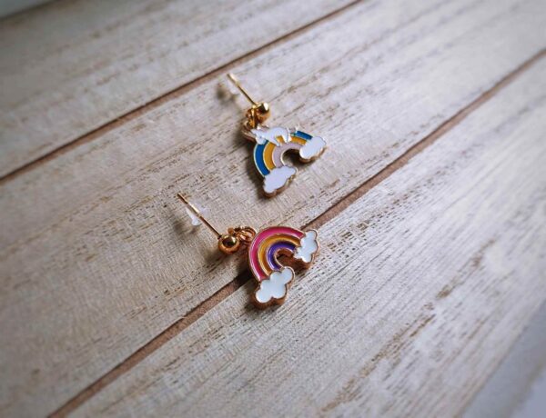 Diese zierlichen Ohrhänger zeigen sich von ihrer nostalgischen Retroseite und präsentieren zwei Regenbögen á la Regina Regenbogen in bunten Tönen.