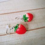 Es ist Erdbeerzeit - diese süßen roten Früchtchen verzaubern durch ihren niedlichen Charme und sind zum Anbeißen charmant - Erdbeer-Ohrhänger.