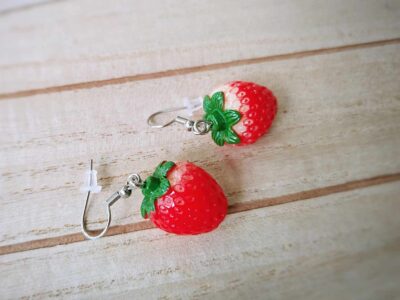 Es ist Erdbeerzeit - diese süßen roten Früchtchen verzaubern durch ihren niedlichen Charme und sind zum Anbeißen charmant - Erdbeer-Ohrhänger.