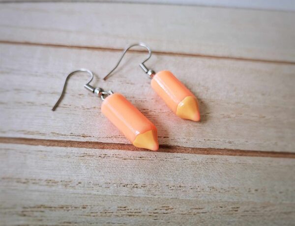 Diese zierlichen Ohrringe sind nicht nur was für Kinderohren - ein niedlicher Buntstift in der Farbe Apricot verzaubert jedes Ohr.