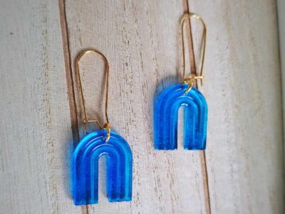 In einem leuchtenden Königsblau präsentieren sich diese Bogenohrringe von ihrer elegant-frischen Seite. Wunderschöne handgefertigte Bohoohrringe.