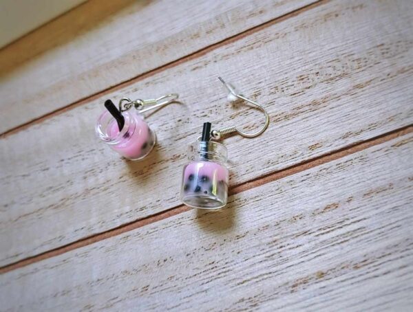 Diese zierlichen Ohrhänger zeigen sich von ihrer spritzigen Seite und präsentieren einen kleinen Bubble Tea Erdbeere oder einen Frozen Joghurt im Glas.