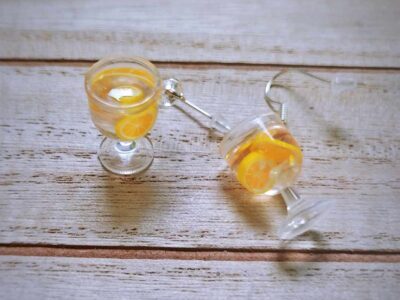 Weißwein mit Zitrone im Glas - Weinglasohrringe