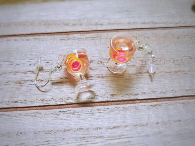 Weinglas mit Grapefruitscheiben Ohrringe