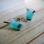 Diese zierlichen Ohrhänger zeigen sich von ihrer spritzigen Seite und präsentieren einen Bubble Tea mit türkis-blauem Inhalt im Glas.