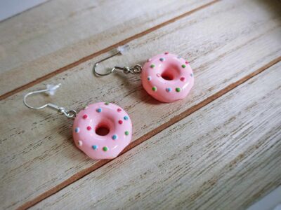 Diese peppigen Ohrhänger zeigen sich von ihrer Zuckermäulchenseite und präsentieren einen leckeren Donut mit pinkem Streuselüberzug.