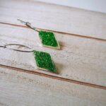 Glitzerndes Grün in zarte Raute eingefasst - herrlich elegante handgefertigte einzigartige Ohrringe