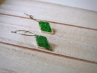 Glitzerndes Grün in zarte Raute eingefasst - herrlich elegante handgefertigte einzigartige Ohrringe